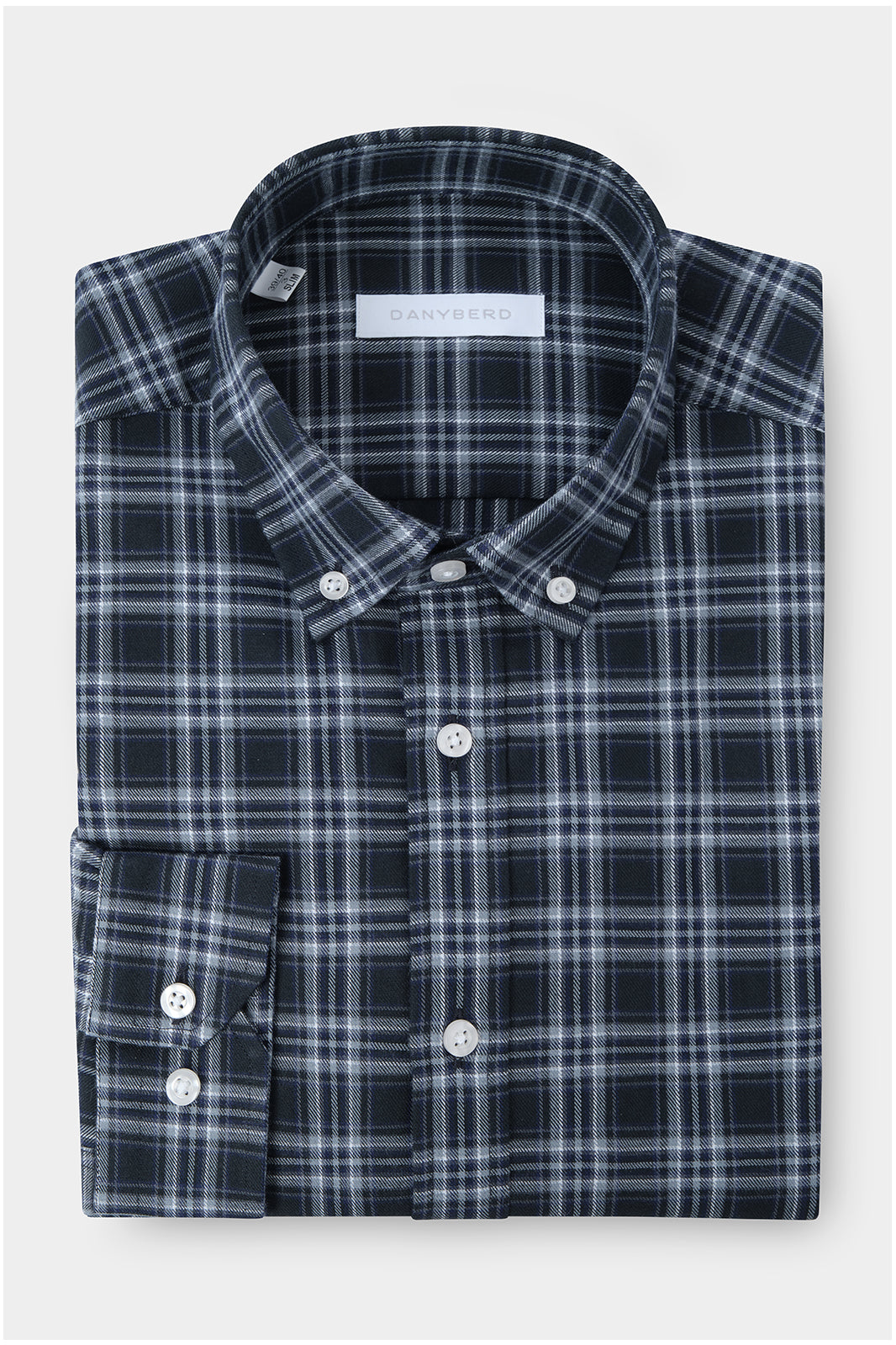 La chemise col boutonné à carreaux allie tradition et modernité avec une coupe cintrée qui sublime la silhouette.