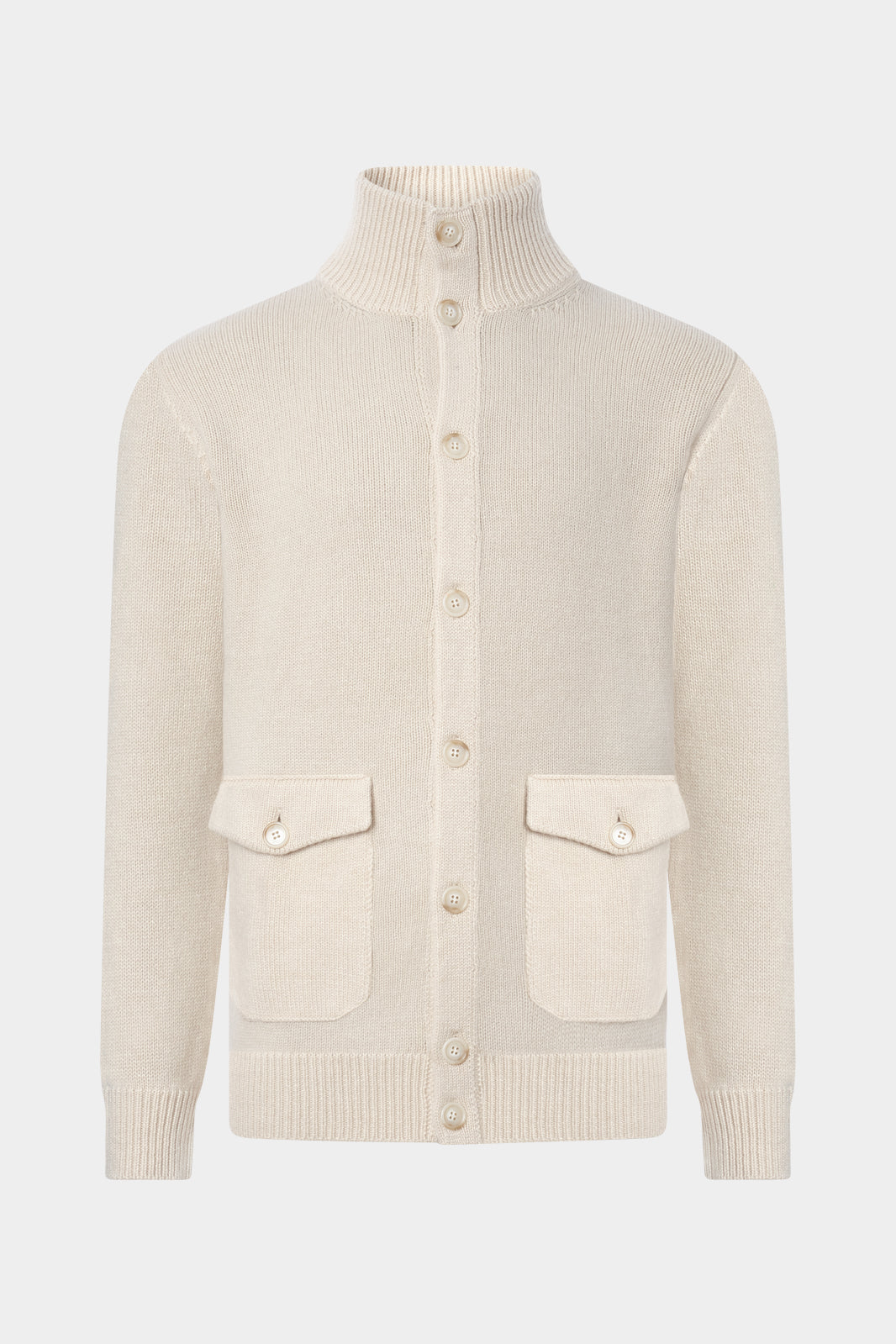 Vue sur fond blanc gilet grosse off-white maille à col montant boutonné jusqu'en bas et aux bords côtes et 2 grandes poches plaquées à rabats boutonnés