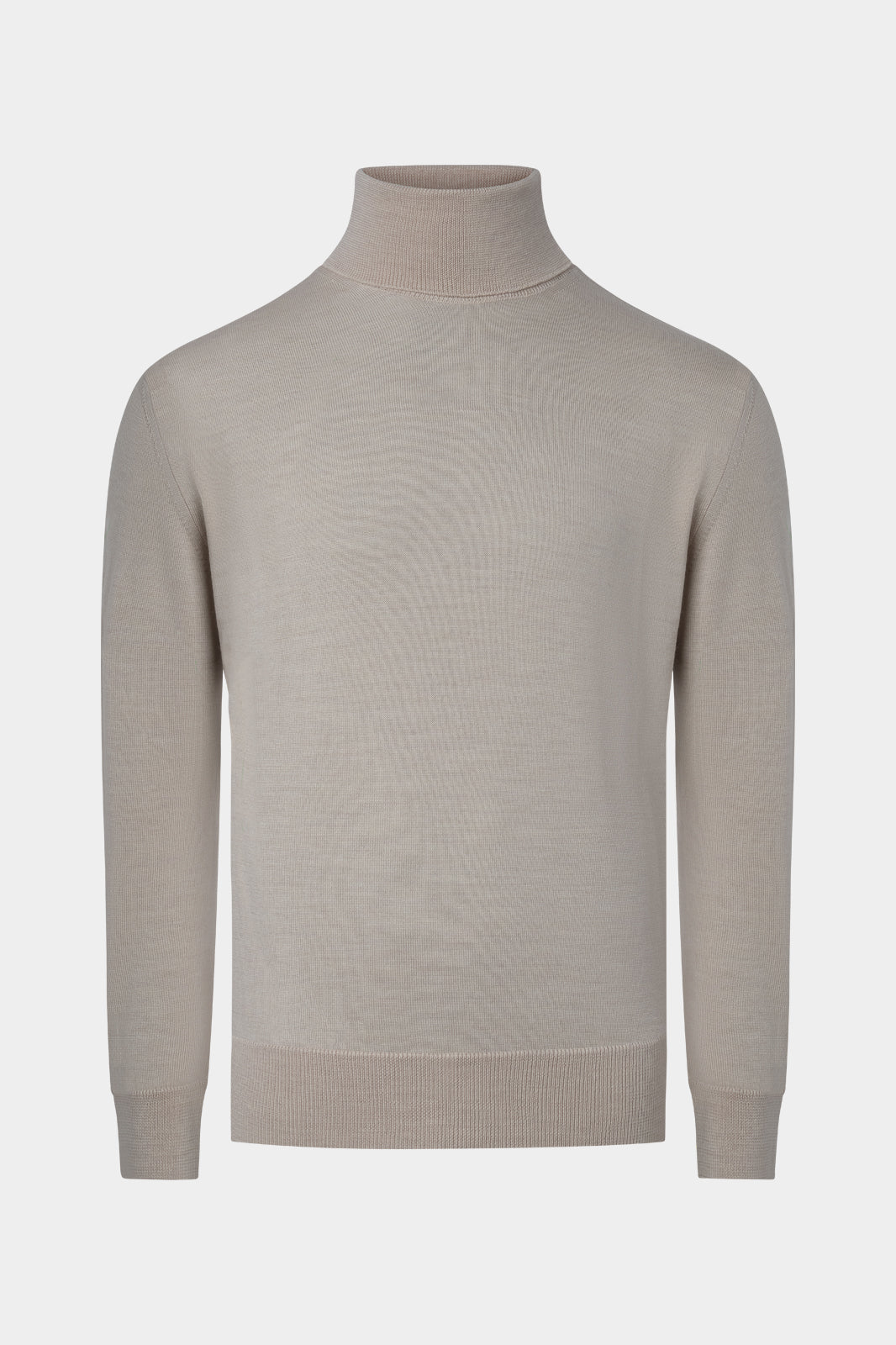 Vue de face sur fond blanc d'un pull col roulé beige en 100% laine mérinos avec les bords côtes