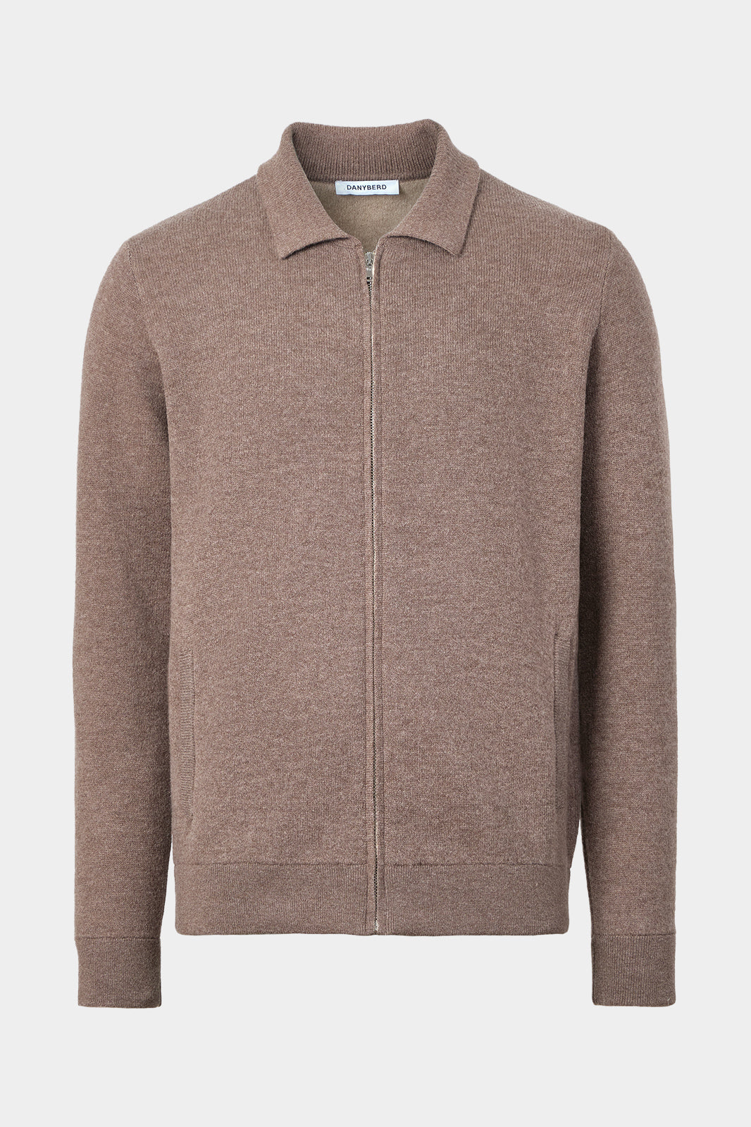 Vue sur fond blanc d'un gilet zippé col polo en laine et cachemire noisette