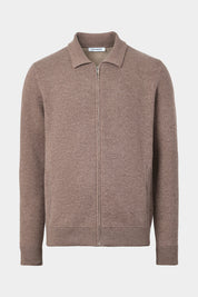 Vue sur fond blanc d'un gilet zippé col polo en laine et cachemire noisette