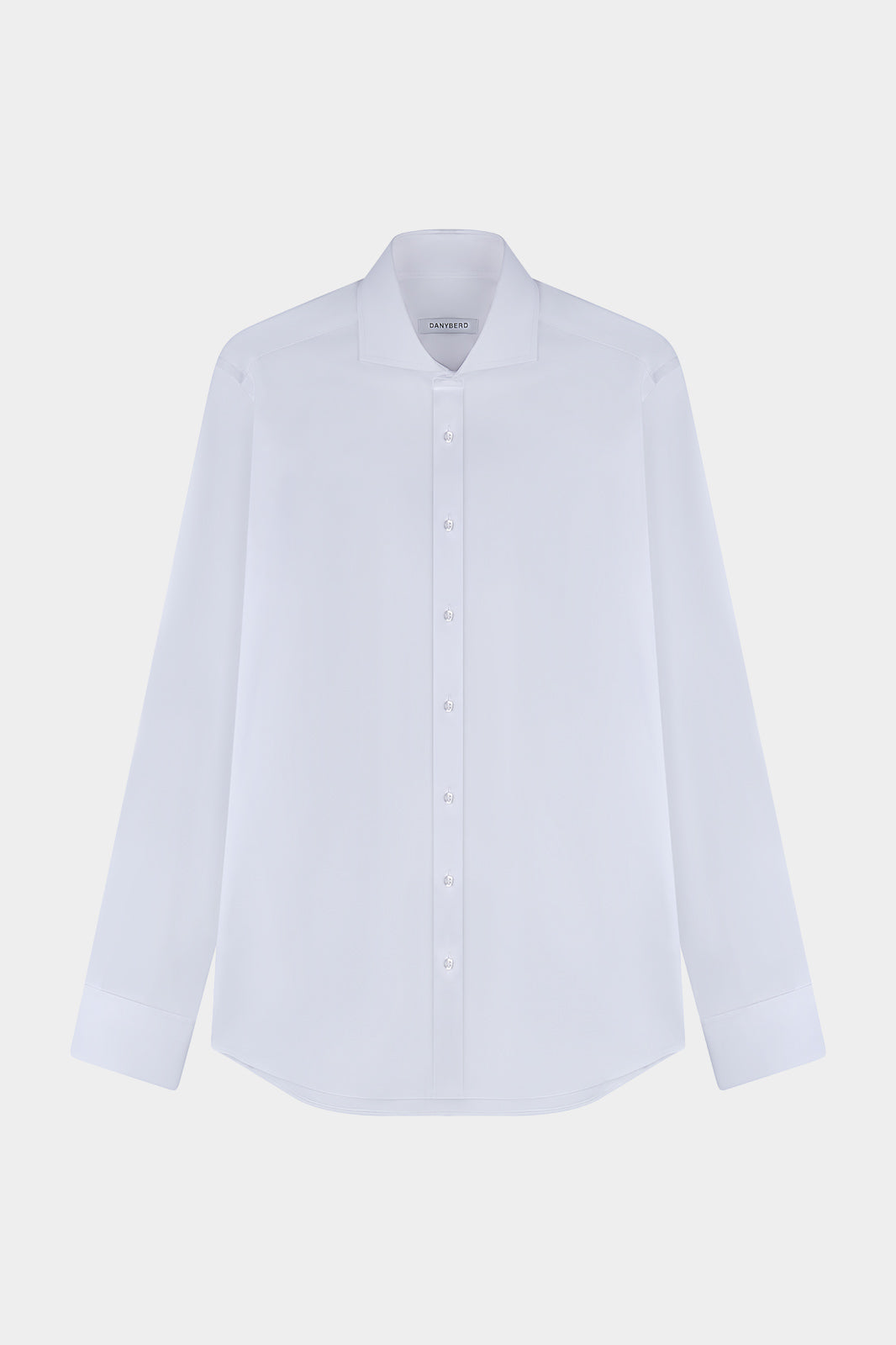 Chemise blanche à manches longues avec col italien, boutonnée sur le devant, vue dépliée.