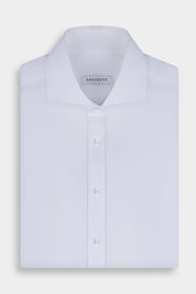 Chemise blanche à manches longues avec col italien, boutonnée sur le devant, vue pliée.