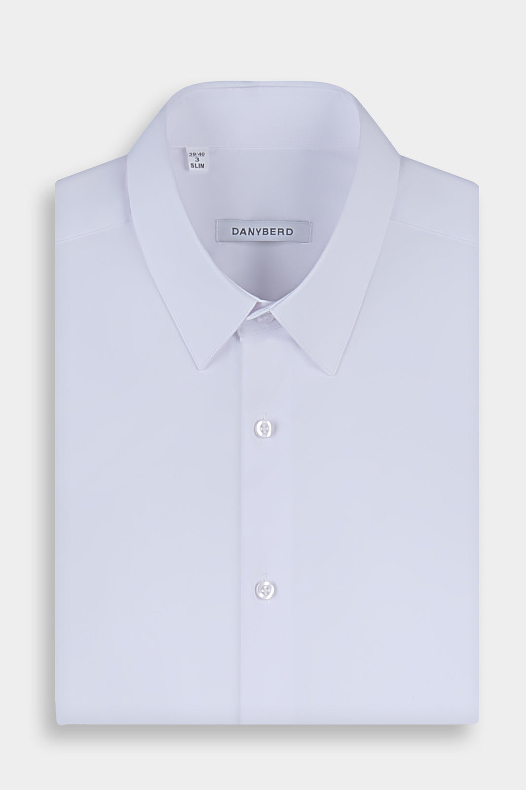 Chemise blanche à manches longues avec col couture, boutonnée sur le devant, vue pliée.