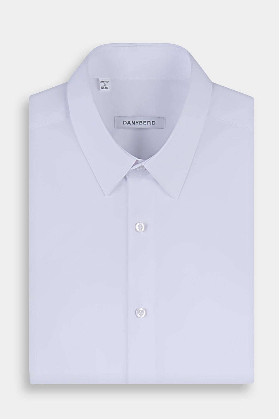 Chemise blanche à manches longues avec col couture, boutonnée sur le devant, vue pliée.