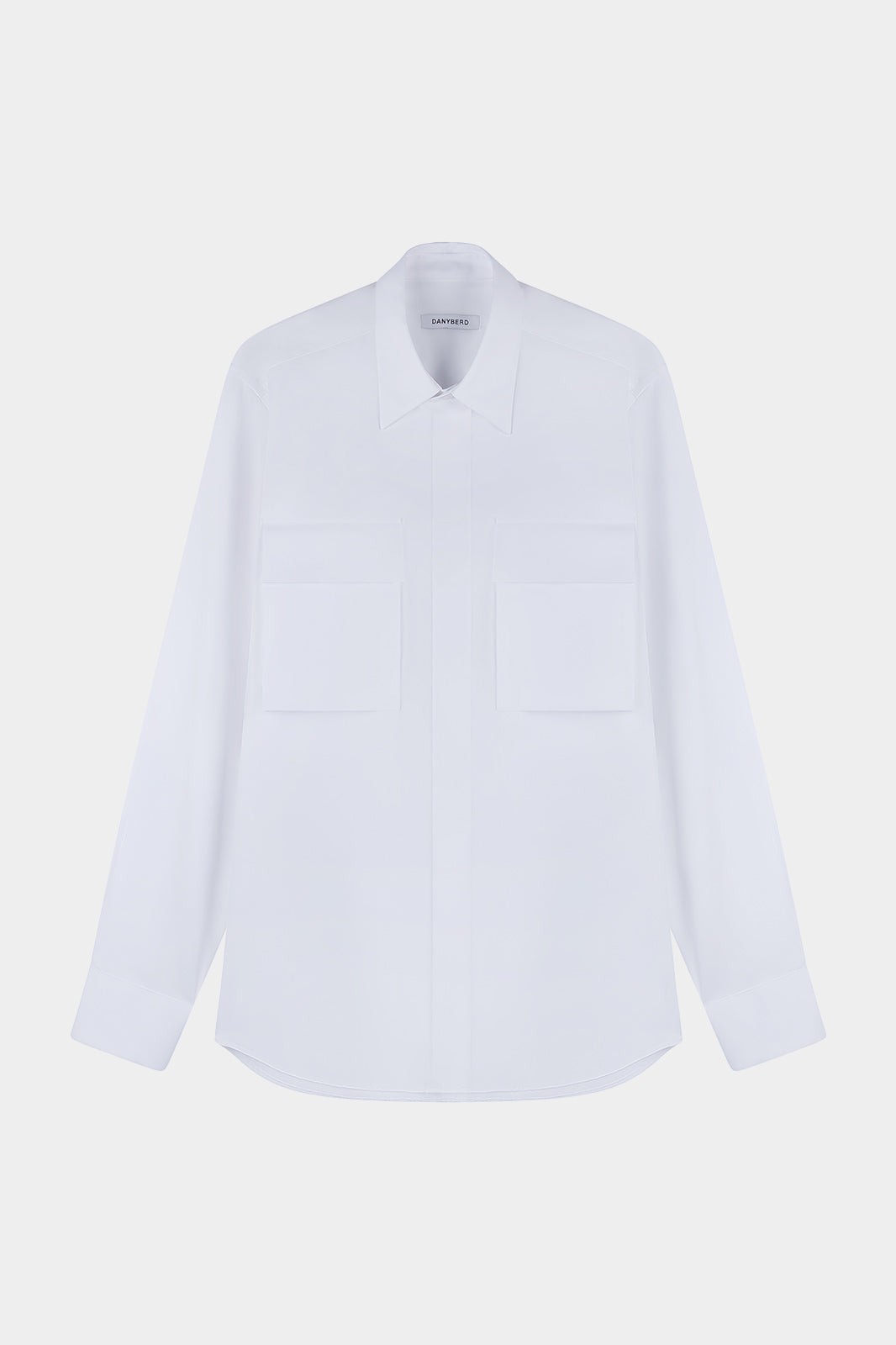 Chemise blanche à manches longues avec col classique, vu de face.