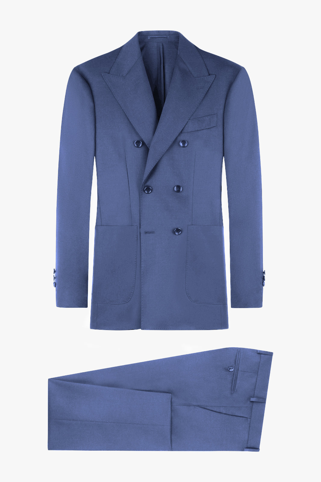 Costume homme bleu indigo à double boutonnage, composé d'une veste élégante avec six boutons bleus sur le devant. La veste présente des revers en pointe larges et structurés, ainsi que des poches plaquées sur les côtés et une poche poitrine. Le pantalon assorti est conçu avec une fermeture à glissière et un bouton, ainsi qu'une bande d'ajustement latérale, sans plis apparents à l'avant. Le costume est disposé à plat, mettant en évidence les détails et la qualité du tissu, sur un fond blanc épuré.