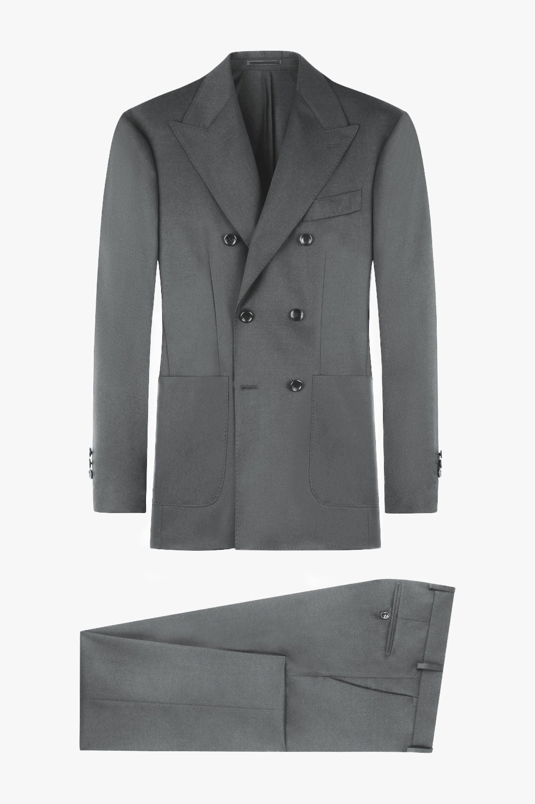 Costume homme gris foncé à double boutonnage, composé d'une veste élégante avec six boutons gris sur le devant. La veste présente des revers en pointe larges et structurés, ainsi que des poches plaquées sur les côtés et une poche poitrine. Le pantalon assorti est conçu avec une fermeture à glissière et un bouton, ainsi qu'une bande d'ajustement latérale, sans plis apparents à l'avant. Le costume est disposé à plat, mettant en évidence les détails et la qualité du tissu, sur un fond blanc épuré.