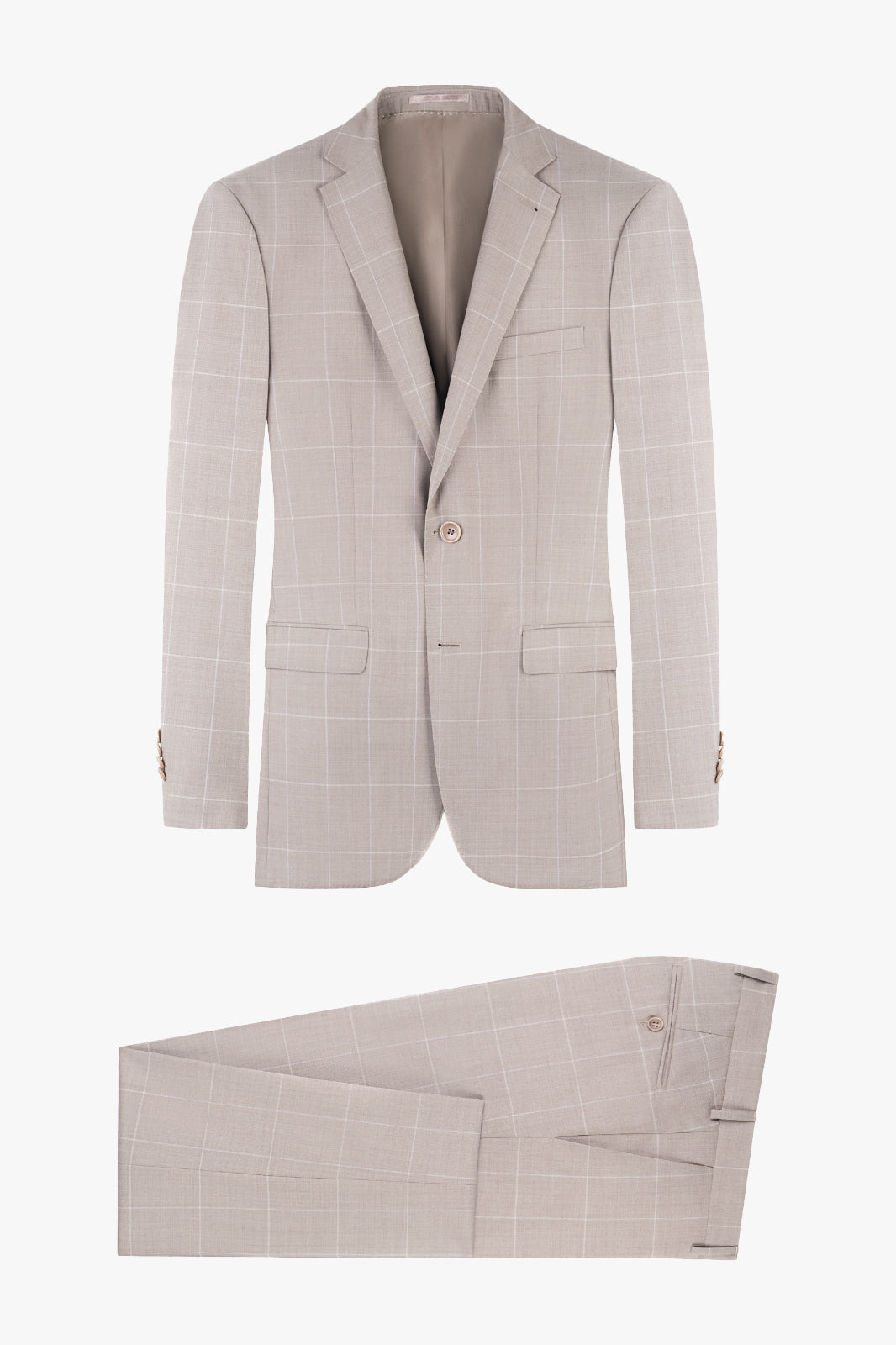 Un costume beige clair à carreaux, composé d'une veste et d'un pantalon assortis. La veste est cintrée avec des revers fins et des deux poches à rabat, tandis que le pantalon a une coupe droite traditionnelle. 
