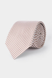 Cravate enroulée avec un motif à rayures blanches et rose clair.