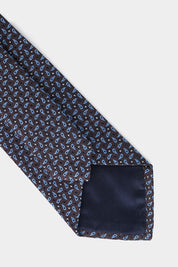 Cravate enroulée bleu marine avec un imprimé bleu. vue arrière et à plat.