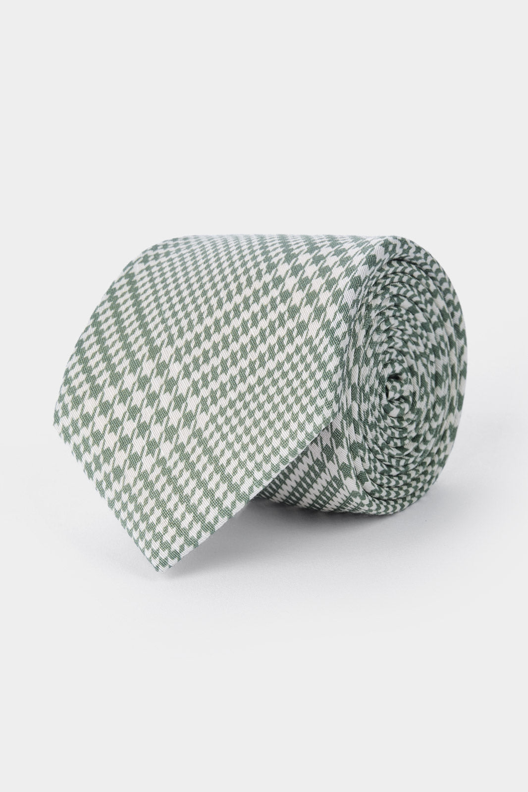 Cravate enroulée avec un motif rayures croisées blanc et vert amande.