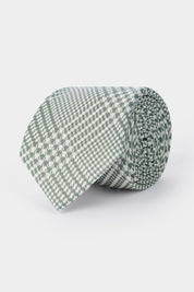 Cravate enroulée avec un motif rayures croisées blanc et vert amande.