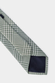 Cravate enroulée avec un motif rayures croisées blanc et vert amande. Vue arrière et à plat.