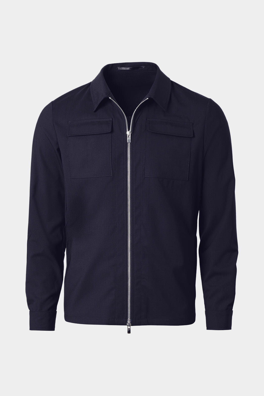 Vue sur fond blanc d'une sur-chemise zippée marine en laine et élasthane.