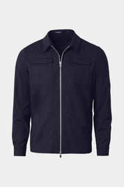 Vue sur fond blanc d'une sur-chemise zippée marine en laine et élasthane.