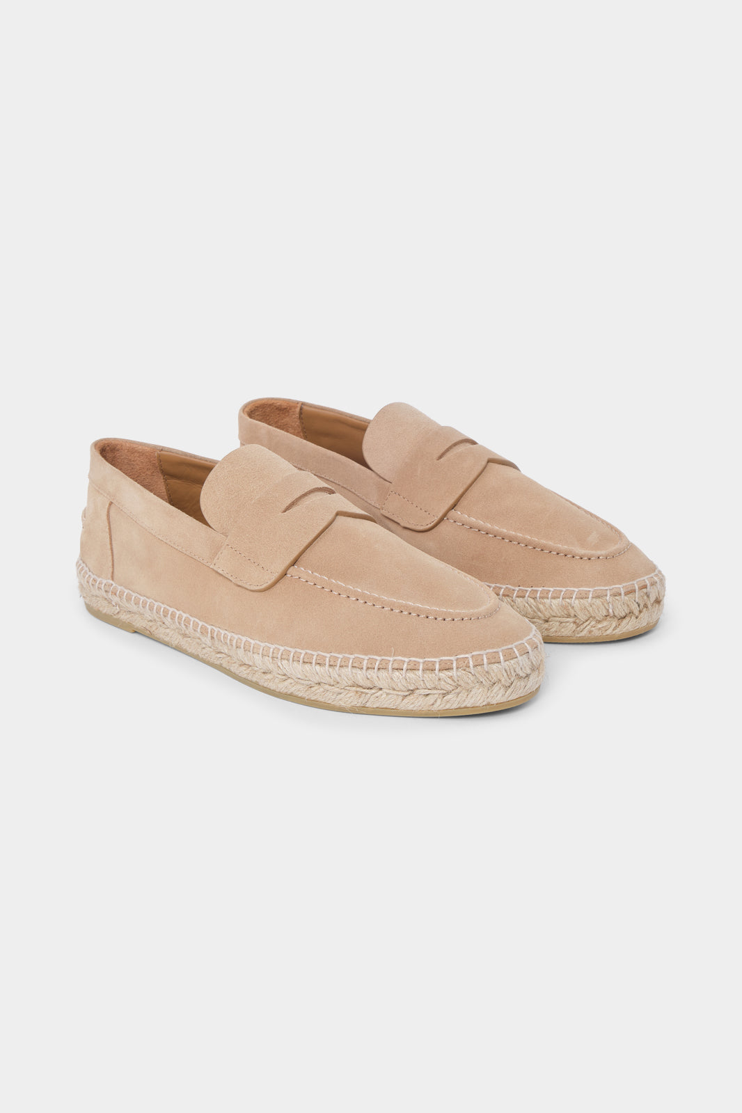 Découvrez nos espadrilles en peau marine, dotées d'une semelle en corde. Elles ne vous quitteront plus de tout l'été.