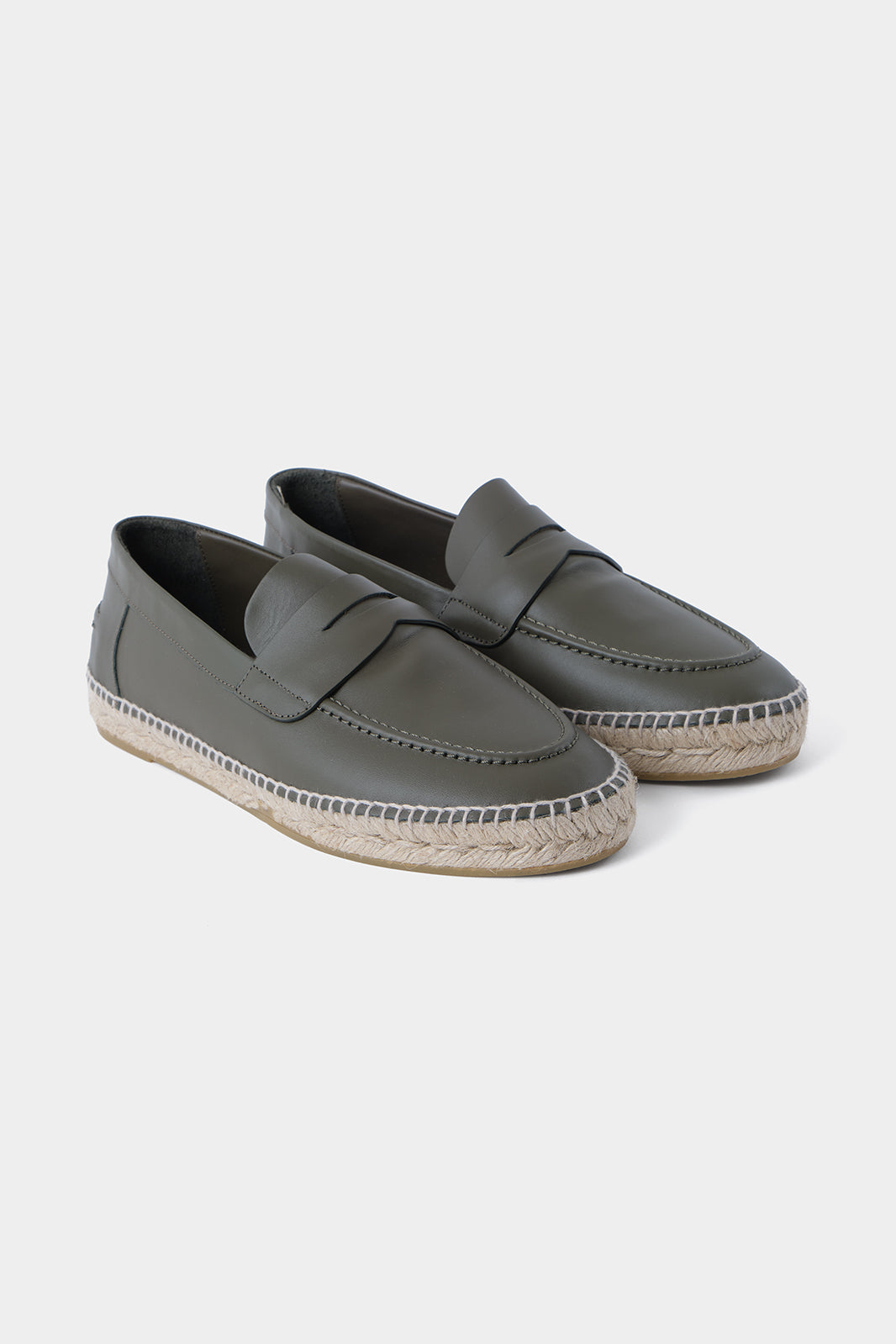 Vue sur fond blanc d'une espadrille en cuir couleur kaki avec semelle corde.