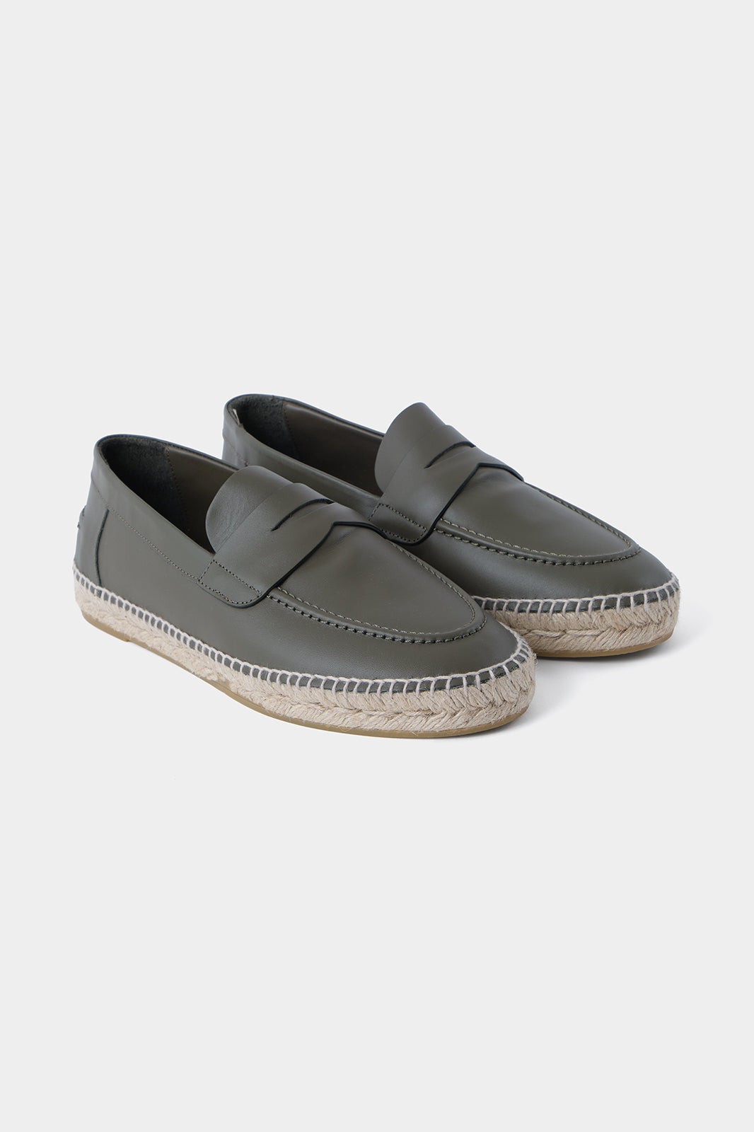 Vue sur fond blanc d'une espadrille en cuir couleur kaki avec semelle corde.