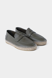 Vue sur fond blanc d'une espadrille en cuir couleur kaki avec semelle corde.