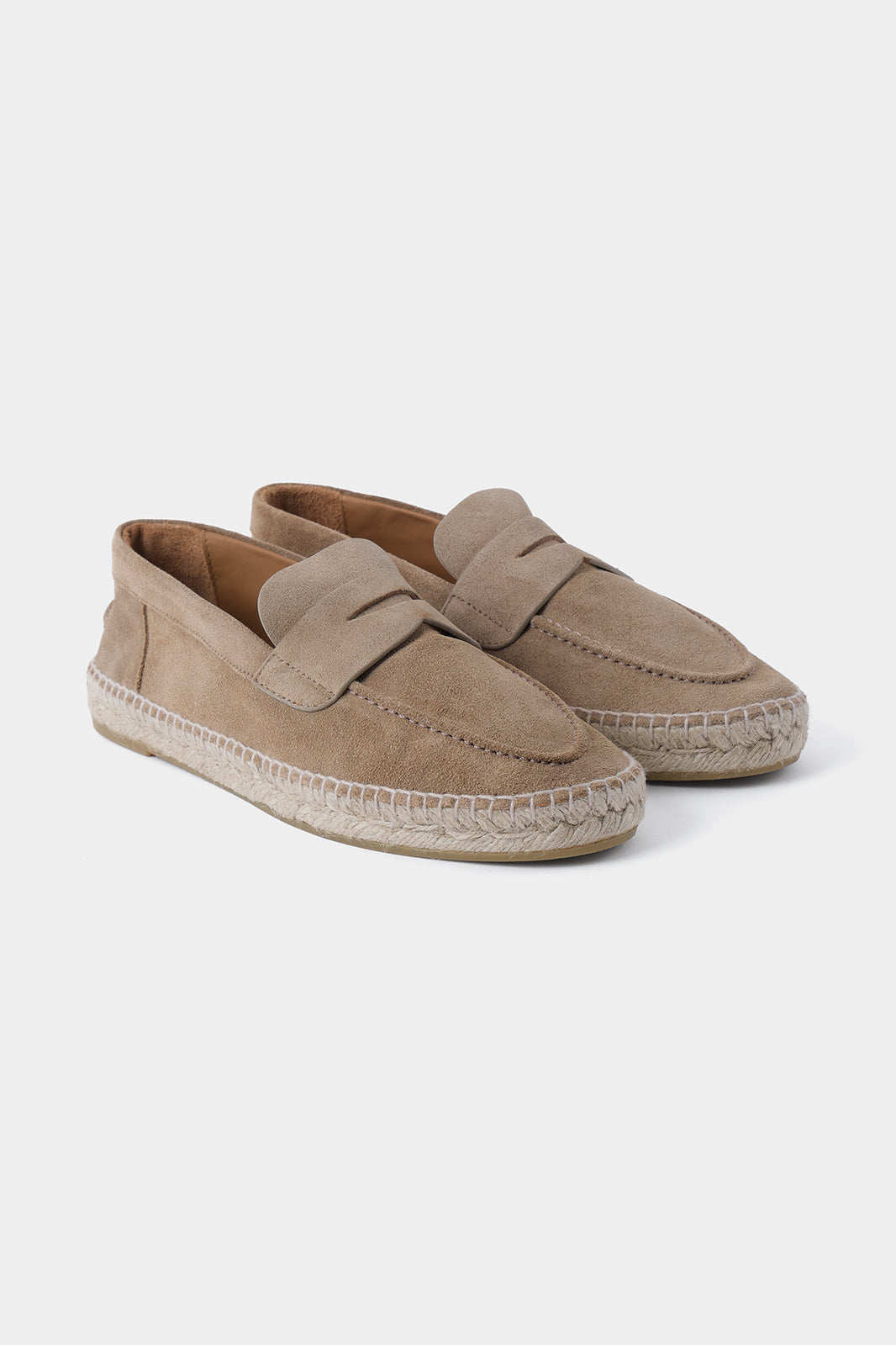 Vue sur fond blanc d'une espadrille en peau couleur taupe avec semelle corde.