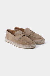 Vue sur fond blanc d'une espadrille en peau couleur taupe avec semelle corde.
