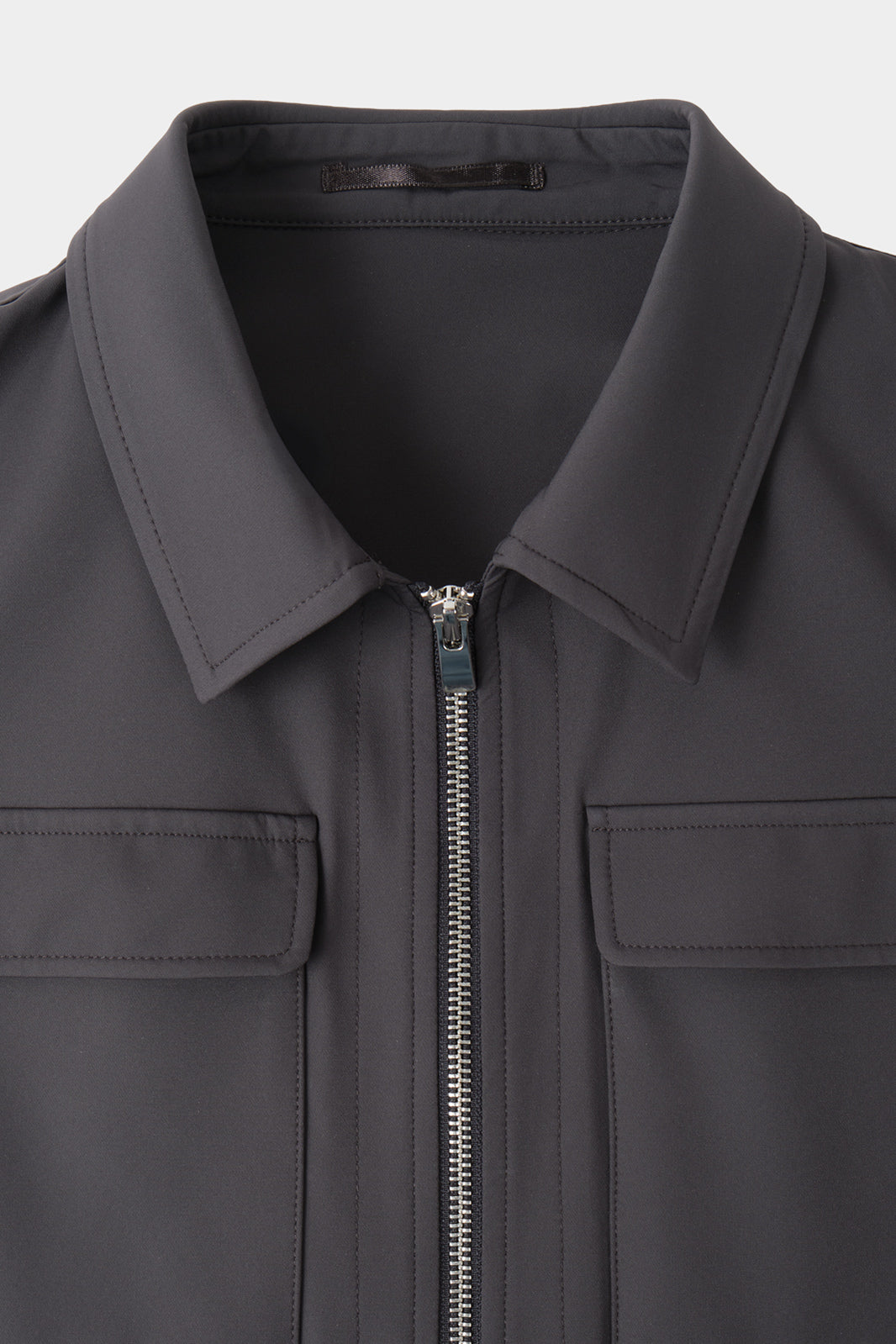 Vue sur fond blanc d'un col de blouson technique Bon couleur gris.