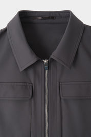 Vue sur fond blanc d'un col de blouson technique Bon couleur gris.