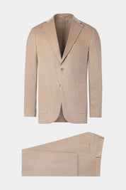 Vue sur fond blanc d'un costume velours côtelé en beige