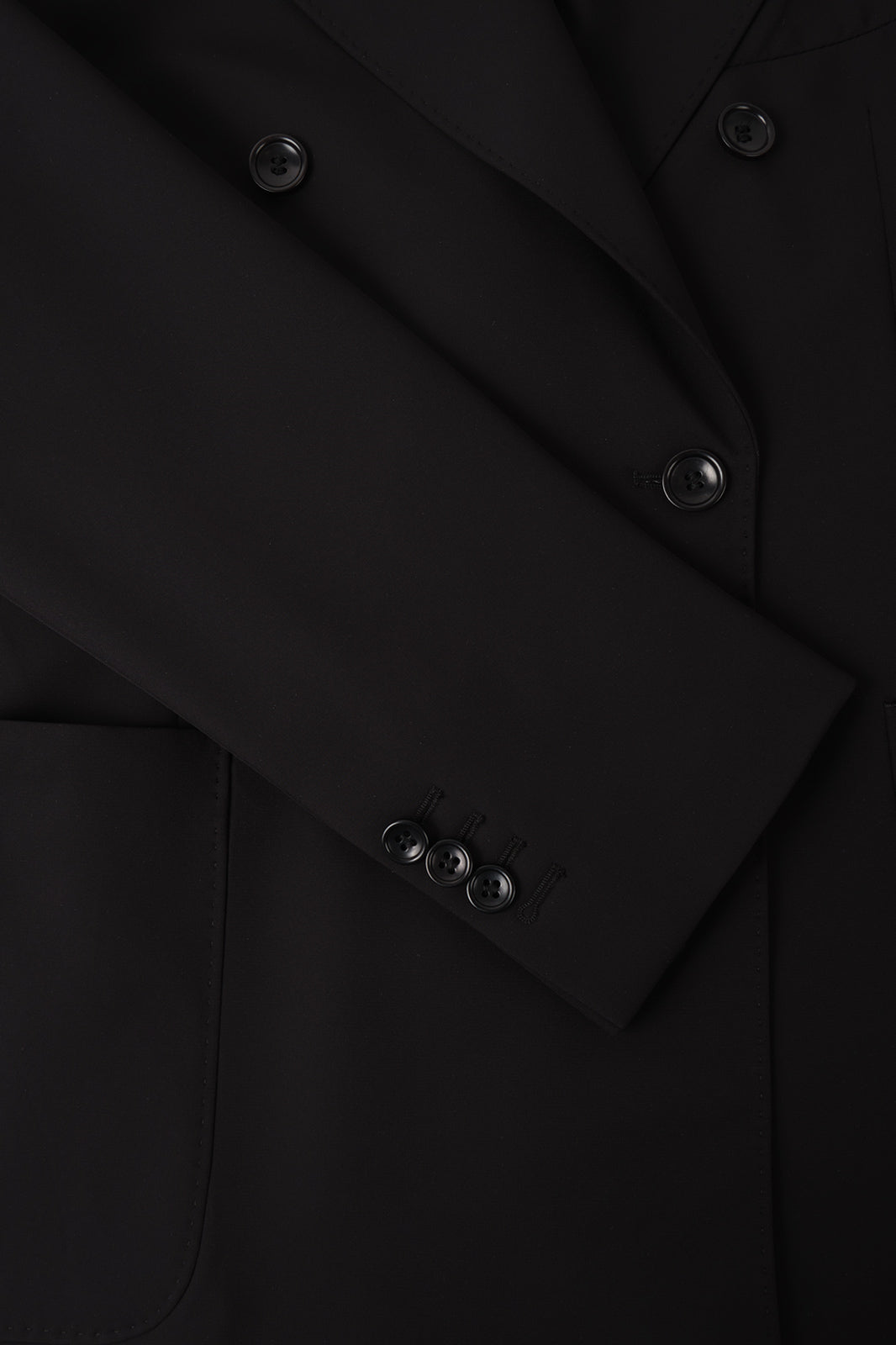 Vue d'une manche de costume croisé Bon uni noir.