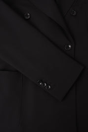 Vue d'une manche de costume croisé Bon uni noir.