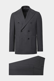Vue sur fond blanc d'un costume croisé en laine stretch de couleur gris  avec pantalon traditionnel. Tissus italiens en 95% laine, 5% élasthanne.
