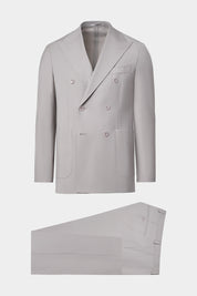 Vue sur fond blanc d'un costume croisé en laine stretch gris clair 
