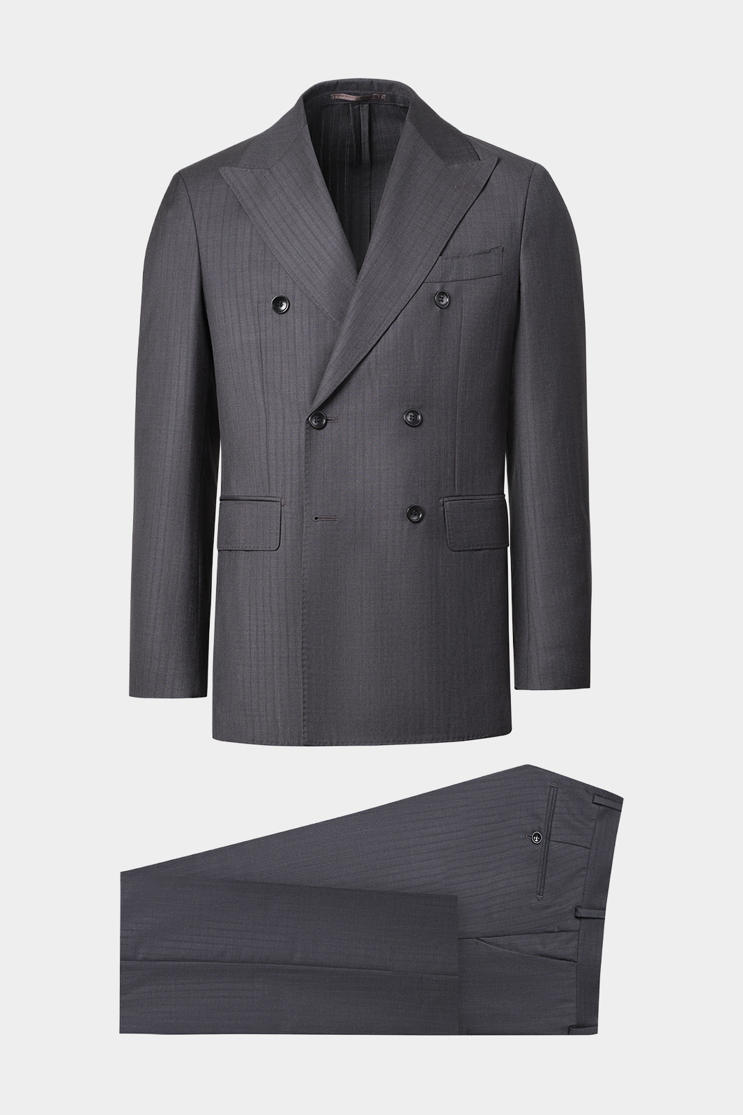 Vue sur fond blanc d'un costume croisé de couleur gris à rayures fondues en 100% laine de chez Ermenegildo Zegna.