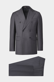 Vue sur fond blanc d'un costume croisé de couleur gris à rayures fondues en 100% laine de chez Ermenegildo Zegna.