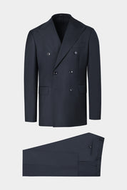 Vue sur fond blanc d'un costume croisé poche à rabats en marine