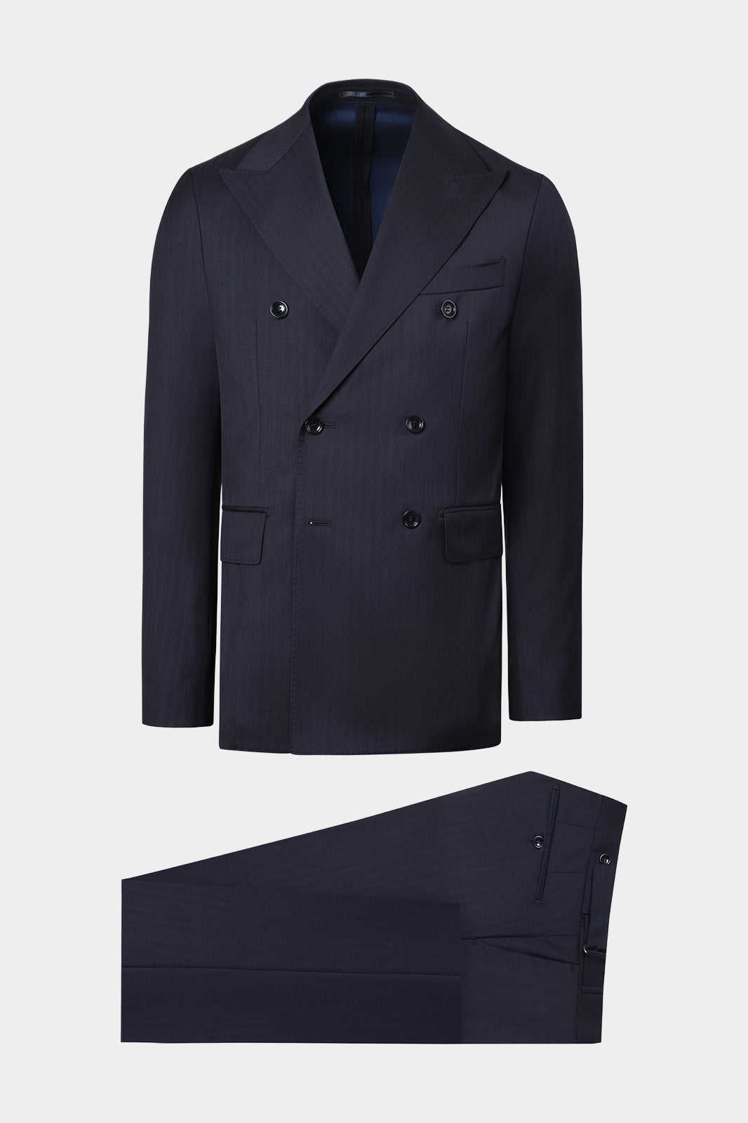 Vue sur fond blanc d'un costume croisé et pantalon patte de serrage de couleur marine. Tissu italien en 90% laine 10% soie de chez Vitale Barberis Canonico.