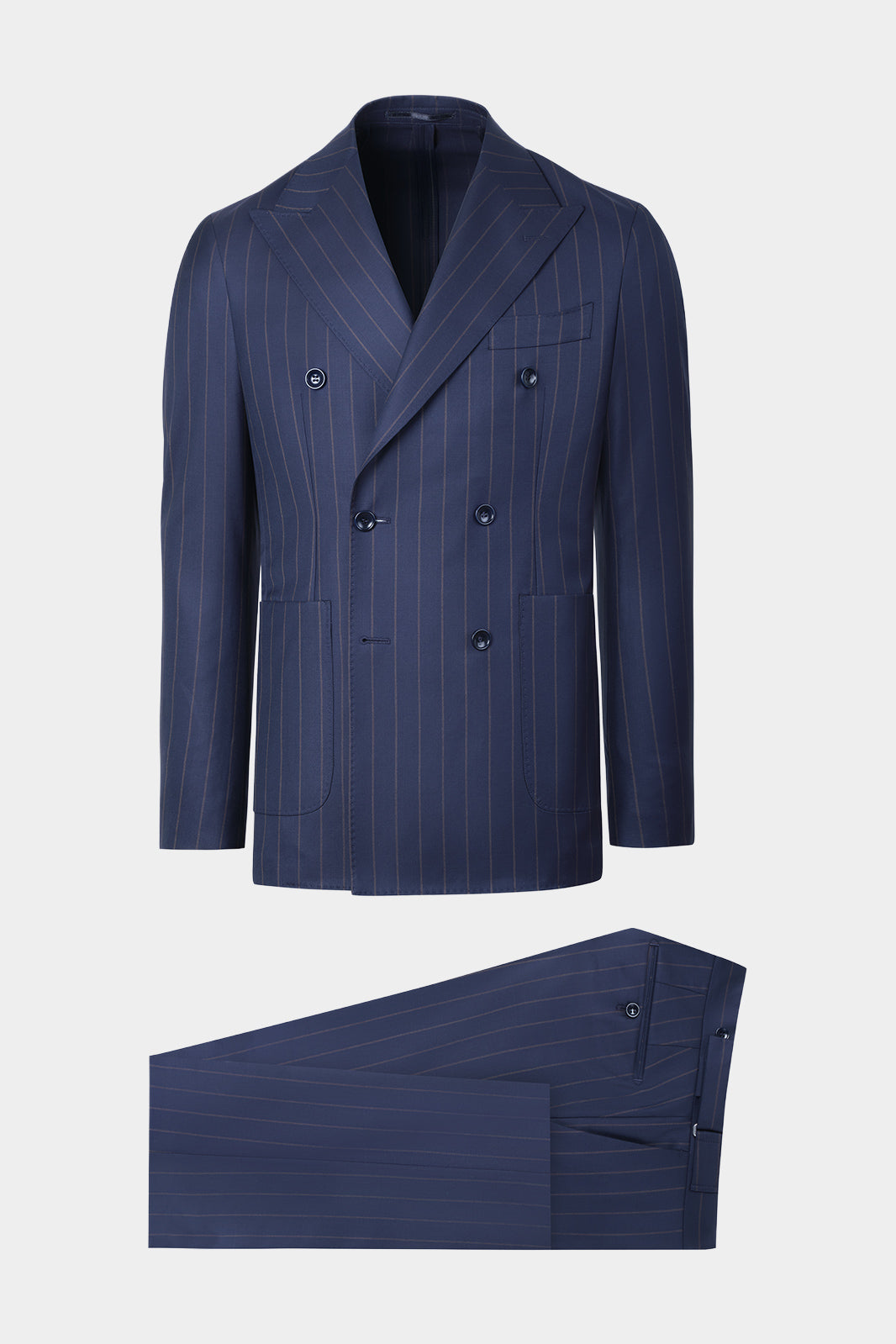 Vue sur fond blanc d'un costume croisée marine à rayures. 