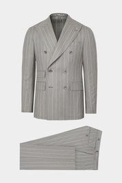 Vue sur fond blanc d'un costume croisé en laine en gris à rayures blanches sur un tissu italien de Ermenegildo Zegna.