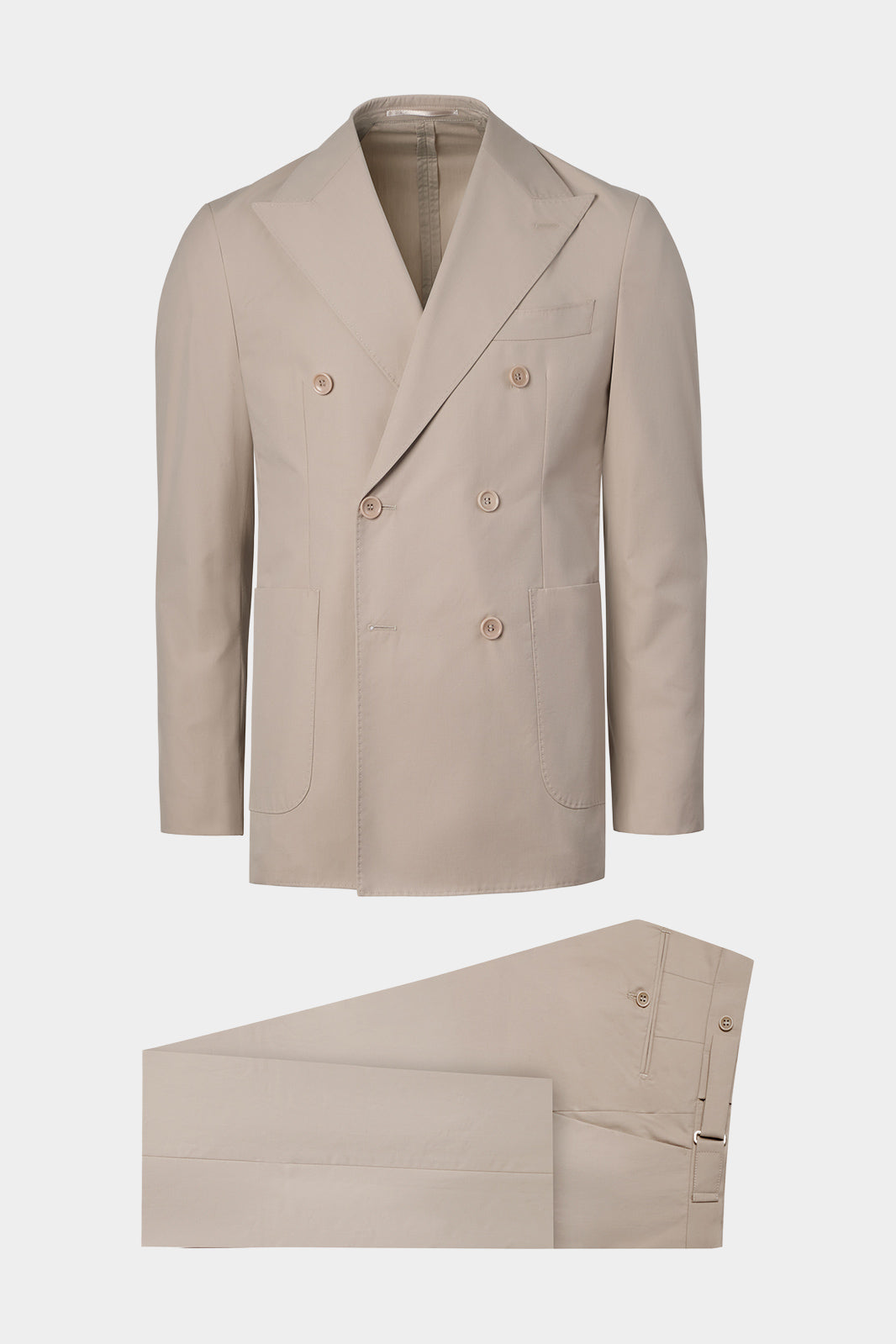 Vue sur fond blanc d'un costume croisé et pantalon pattes de serrage uni beige. Avec un tissu en 93% coton et 7% de soie italienne de chez Subalpino.