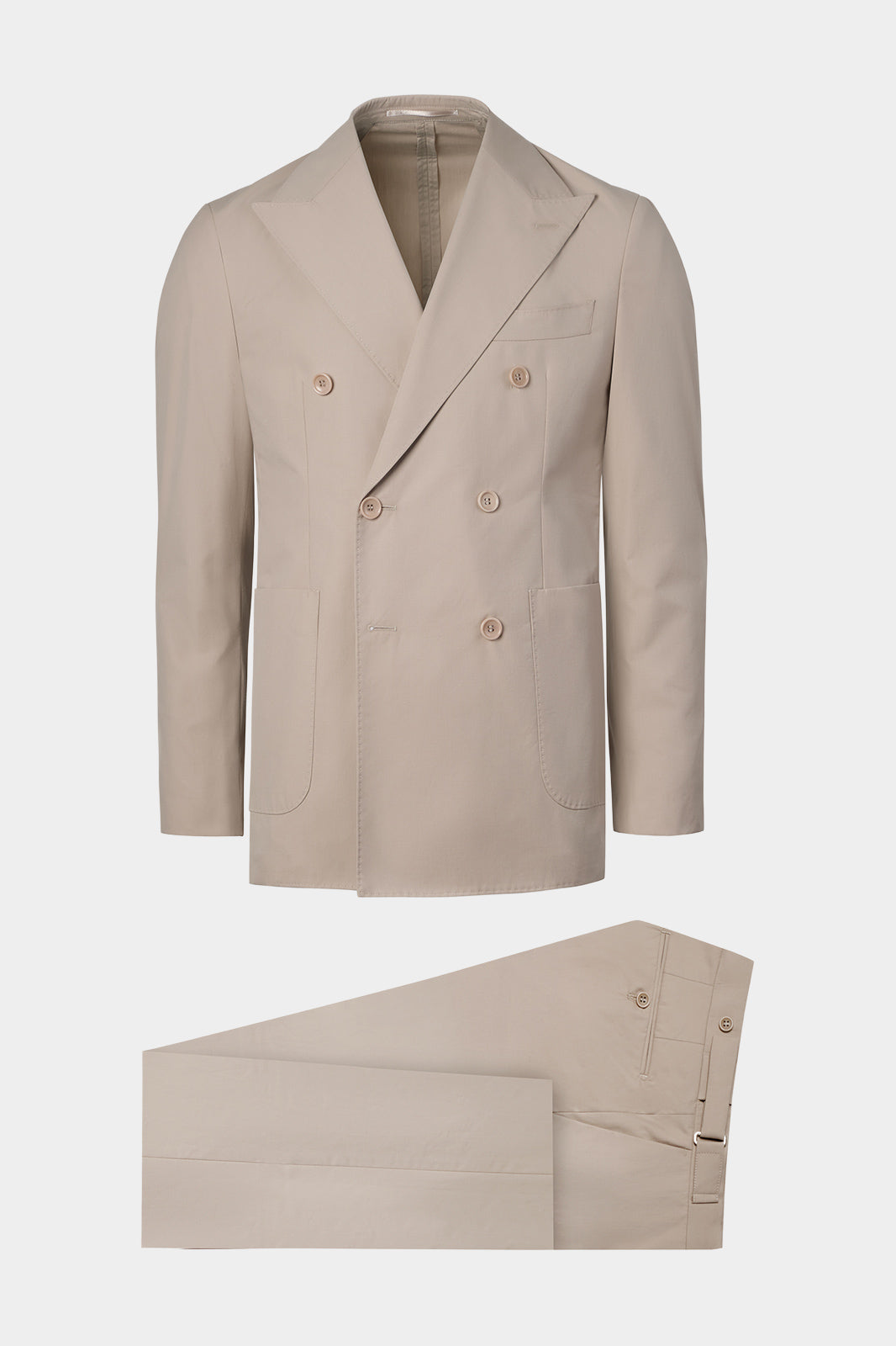 Vue sur fond blanc d'un costume croisé et pantalon pattes de serrage uni beige. Avec un tissu en 93% coton et 7% de soie italienne de chez Subalpino.