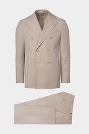 Vue sur fond blanc d'un costume croisé et pantalon pattes de serrage uni beige. Avec un tissu en 93% coton et 7% de soie italienne de chez Subalpino.