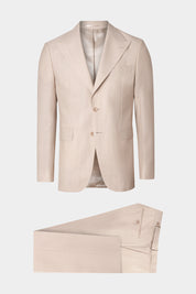 Vue sur fond blanc costume revers flèche et pantalon patte de serrage en beige clair