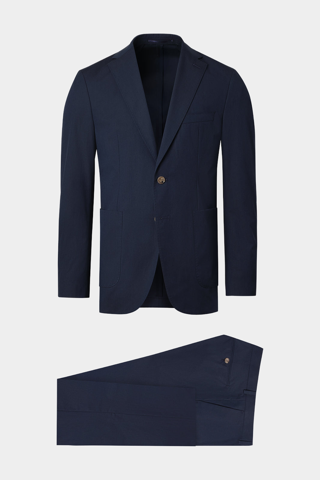 Vue sur fond blanc d'un costume en coton de couleur marine poche plaquée et boutonnage corne.