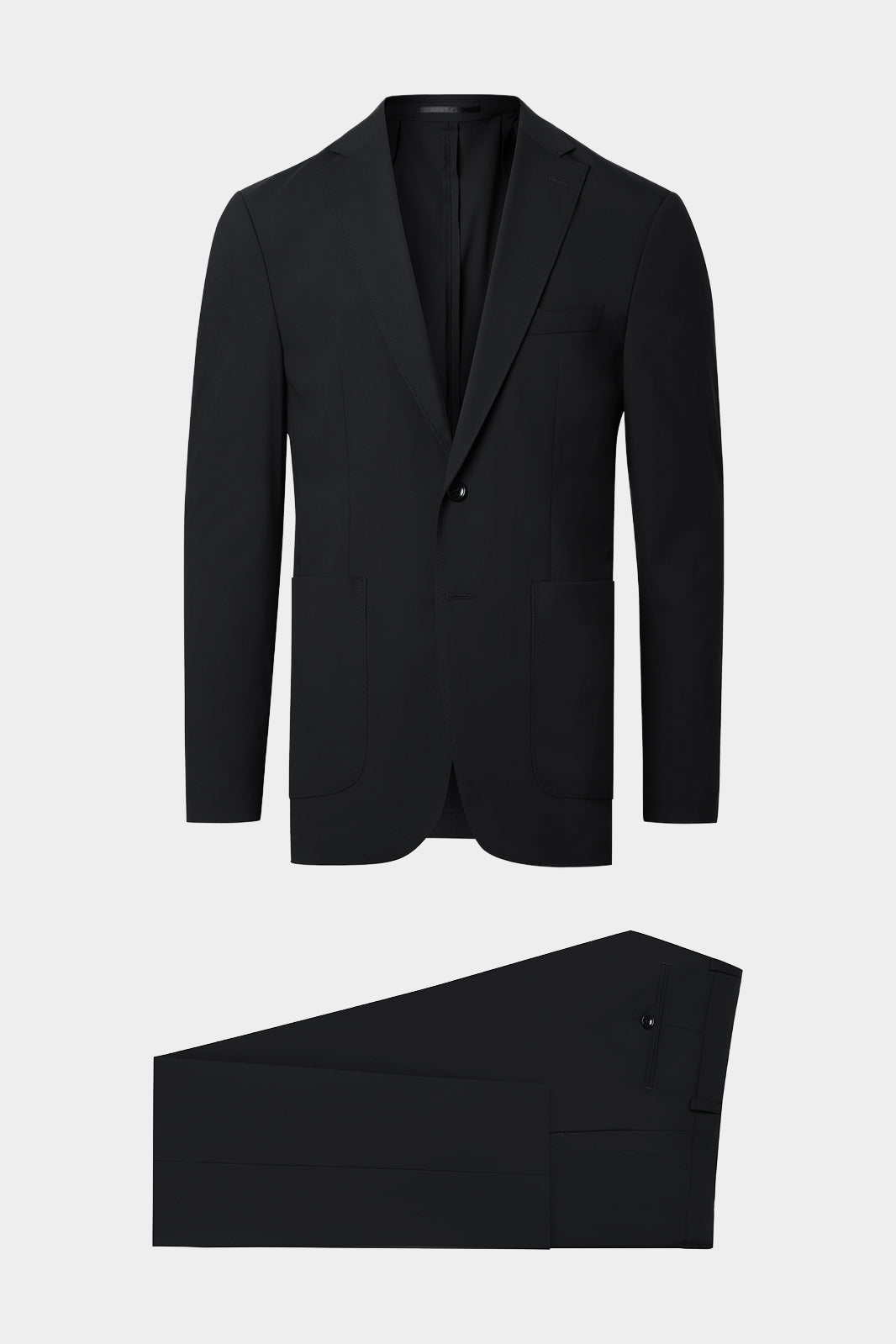 Découvrez notre costume coupé cintrée en laine et polyamide, composé d'une veste à 2 boutons sans épaulette et non doublée avec les poches plaquées sur le devant, et d'un pantalon à coupe traditionnelle. Vous apprécierez le confort du tissu de chez Guabello, de sa souplesse et de son chic absolu.