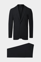 Découvrez notre costume coupé cintrée en laine et polyamide, composé d'une veste à 2 boutons sans épaulette et non doublée avec les poches plaquées sur le devant, et d'un pantalon à coupe traditionnelle. Vous apprécierez le confort du tissu de chez Guabello, de sa souplesse et de son chic absolu.