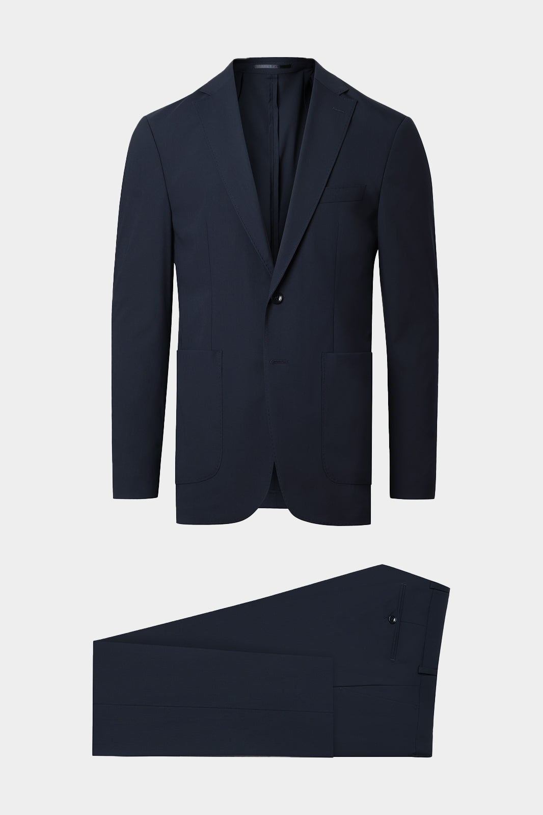Découvrez notre costume coupé cintrée en laine et polyamide, composé d'une veste à 2 boutons sans épaulette et non doublée avec les poches plaquées sur le devant, et d'un pantalon à coupe traditionnelle. Vous apprécierez le confort du tissu de chez Guabello, de sa souplesse et de son chic absolu
