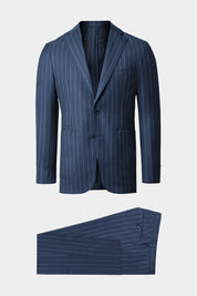 Découvrez notre costume coupé cintrée, composé d'une veste à 2 boutons sans épaulette et non doublée avec les poches plaquées sur le devant, et d'un pantalon à coupe traditionnelle. Vous apprécierez le confort du tissu de chez Ermenegildo Zegna, de sa souplesse et de son chic absolu.