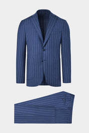 Vue sur fond blanc d'un costume à rayures en marine et blanc