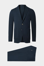 Vue surn fond blanc d'un costume en seersucker marine avec le boutonnage corne en coupe napolitaine.